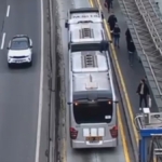 İstanbul'da bir kişinin metrobüsün üzerinde gitmesi güvenlik kamerasında
