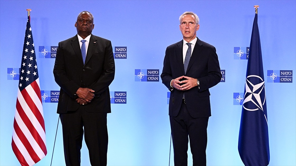 abd-savunma-bakani-austin-nato-savunma-bakanlari-toplantisi-oncesi-stoltenberg-ile-gorustu-5hBGP6mx.jpg