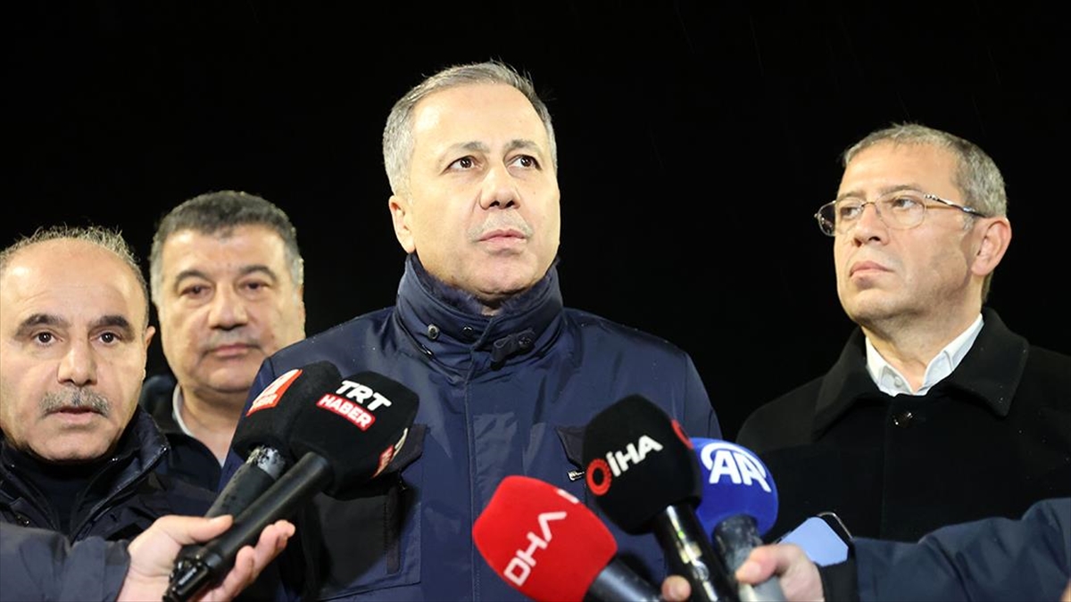bakan-yerlikaya-bolgede-339u-arama-kurtarma-personeli-olmak-uzere-toplam-827-personel-gorev-yapiyor-hZP4YxFZ.jpg