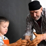 bilecikli-yasayan-insan-hazinesi-okullarda-cocuklara-comlek-sanatini-ogretiyor-GFtSrYyr.jpg