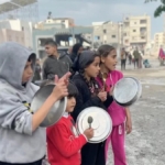 israil-saldirilari-altindaki-gazzede-cocuklar-yasanan-gida-kitligini-protesto-etti-yig6Xg9r.jpg