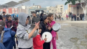 israil-saldirilari-altindaki-gazzede-cocuklar-yasanan-gida-kitligini-protesto-etti-yig6Xg9r.jpg
