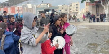 israil-saldirilari-altindaki-gazzede-cocuklar-yasanan-gida-kitligini-protesto-etti-yig6Xg9r.jpg