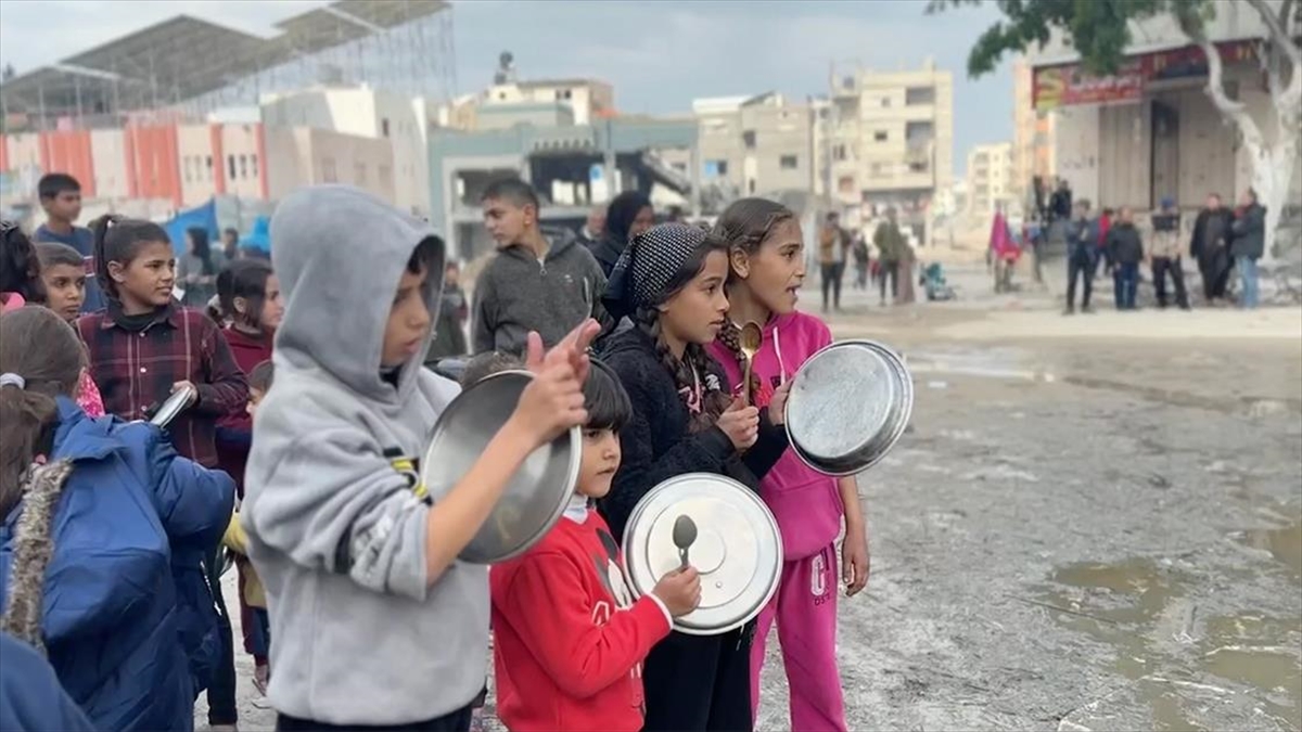 israil-saldirilari-altindaki-gazzede-cocuklar-yasanan-gida-kitligini-protesto-etti-yig6Xg9r.jpg