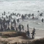 israilin-zorla-ac-biraktigi-gazzeliler-havadan-indirilen-yardimlar-icin-sahile-akin-etti-gO51BZEh.jpg