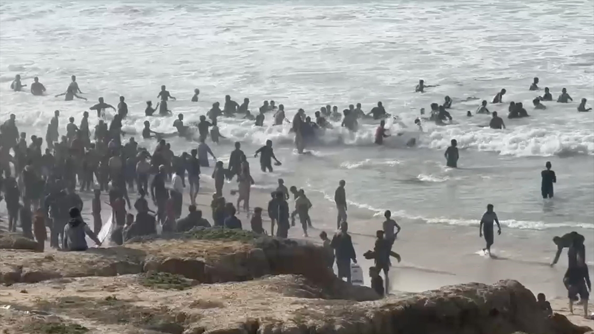 israilin-zorla-ac-biraktigi-gazzeliler-havadan-indirilen-yardimlar-icin-sahile-akin-etti-gO51BZEh.jpg