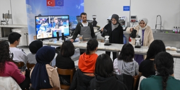izmirde-gencleri-meslek-sahibi-yapmak-icin-hazirlanan-egitime-kadinlar-ilgi-gosterdi-kVs2uWIx.jpg