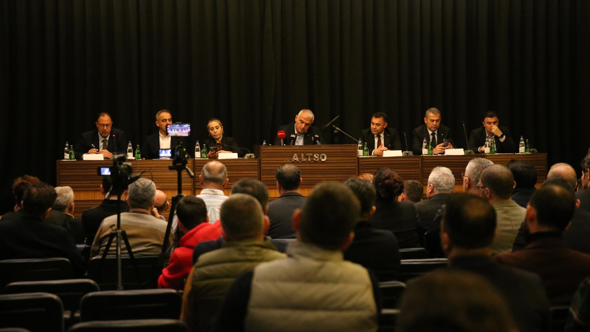 kultur-ve-turizm-bakani-ersoy-2028de-turist-sayisinda-dunyada-ilk-3-sirada-yer-almayi-VYiON5Ff.jpg