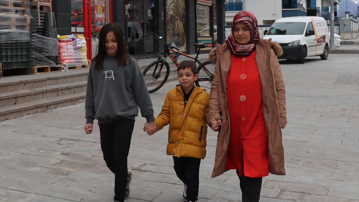 erzincanda-cocugu-sahipsiz-kopeklerin-saldirisina-ugrayan-anne-cozum-bekliyor-KxJjEDWH.jpg