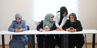 eski-kusaklar-akilli-telefon-kullanmayi-derslerden-ogreniyor-dphy1FQg.jpg