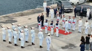 fransa-cumhurbaskani-macron-brezilya-ziyaretinde-itagua-deniz-ussundeki-torene-katildi-FrNkJ365.jpg
