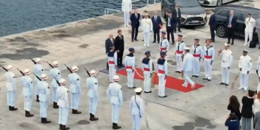 fransa-cumhurbaskani-macron-brezilya-ziyaretinde-itagua-deniz-ussundeki-torene-katildi-FrNkJ365.jpg