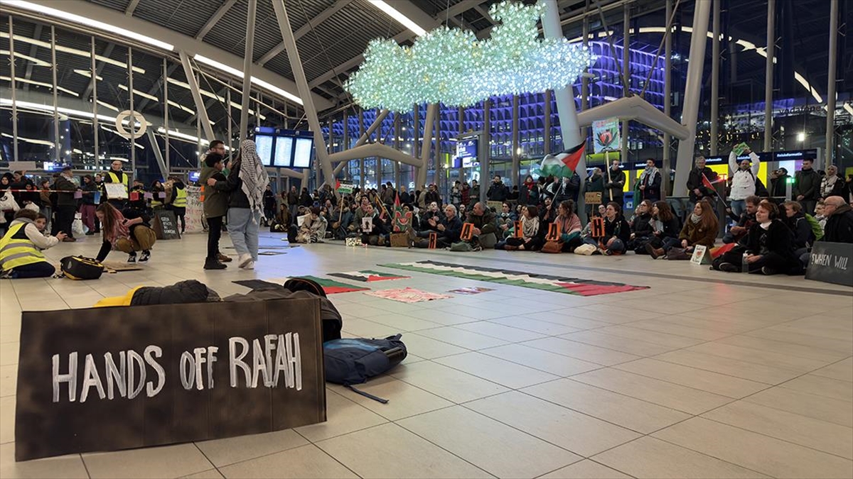 hollandada-16-tren-istasyonunda-filistine-destek-icin-oturma-eylemi-yapildi-swHCuQJO.jpg