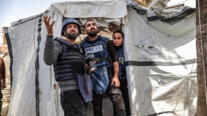 israil-gazzede-hastane-avlusunda-tehcir-edilenler-ile-aa-cadirinin-bulundugu-bolgeyi-vurdu-f2eiVVUN.jpg
