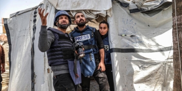 israil-gazzede-hastane-avlusunda-tehcir-edilenler-ile-aa-cadirinin-bulundugu-bolgeyi-vurdu-f2eiVVUN.jpg
