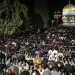 israil-kisitlamalarina-ragmen-mescid-i-aksada-teravih-namazi-icin-35-bin-musluman-saf-tuttu-cqpyOnG5.jpg
