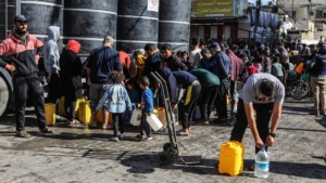 israil-saldirilari-altindaki-gazzeliler-bir-yudum-su-icebilmek-icin-uzun-saatler-kuyrukta-bekliyor-SbQb9Me9.jpg
