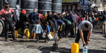 israil-saldirilari-altindaki-gazzeliler-bir-yudum-su-icebilmek-icin-uzun-saatler-kuyrukta-bekliyor-SbQb9Me9.jpg