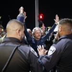 israilde-hukumet-karsiti-protestocular-netanyahunun-evinden-cikan-basbakanlik-konvoyunu-engellemeye-calisti-W3lcPz4k.jpg