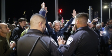 israilde-hukumet-karsiti-protestocular-netanyahunun-evinden-cikan-basbakanlik-konvoyunu-engellemeye-calisti-W3lcPz4k.jpg