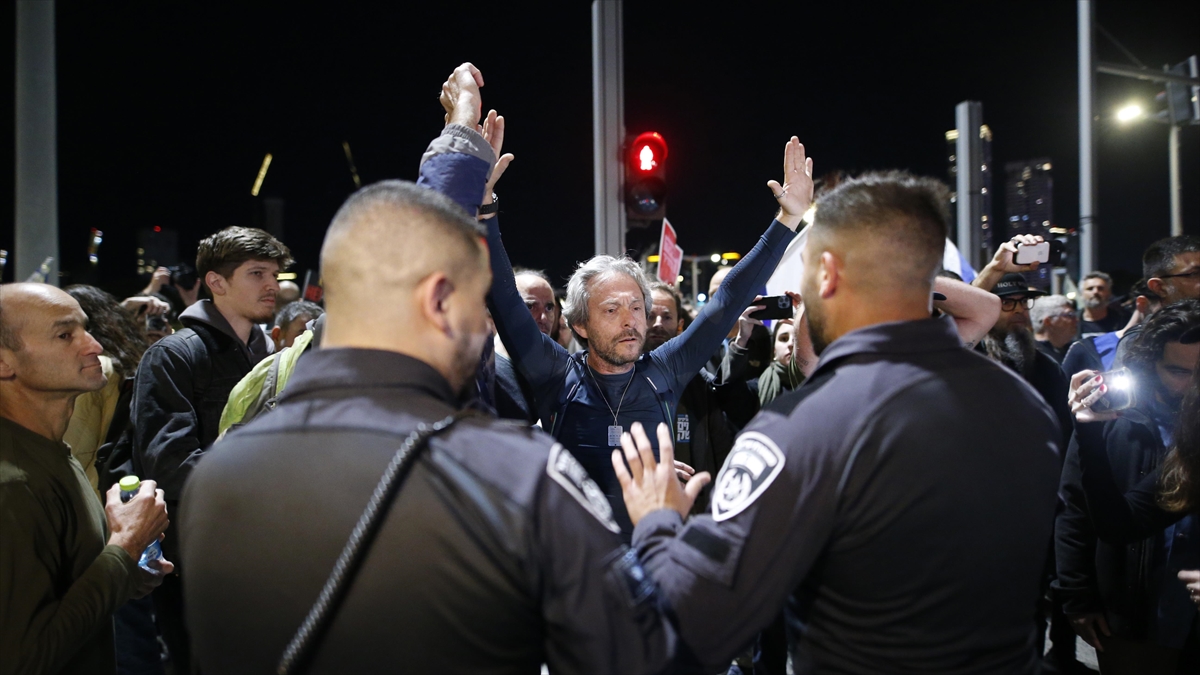 israilde-hukumet-karsiti-protestocular-netanyahunun-evinden-cikan-basbakanlik-konvoyunu-engellemeye-calisti-W3lcPz4k.jpg