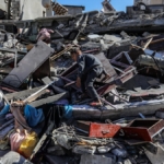israilin-bombaladigi-han-yunusta-filistinliler-siddetli-yikim-nedeniyle-evlerini-bulmakta-zorlaniyor-PlscnxDU.jpg