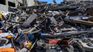 israilin-bombaladigi-han-yunusta-filistinliler-siddetli-yikim-nedeniyle-evlerini-bulmakta-zorlaniyor-PlscnxDU.jpg