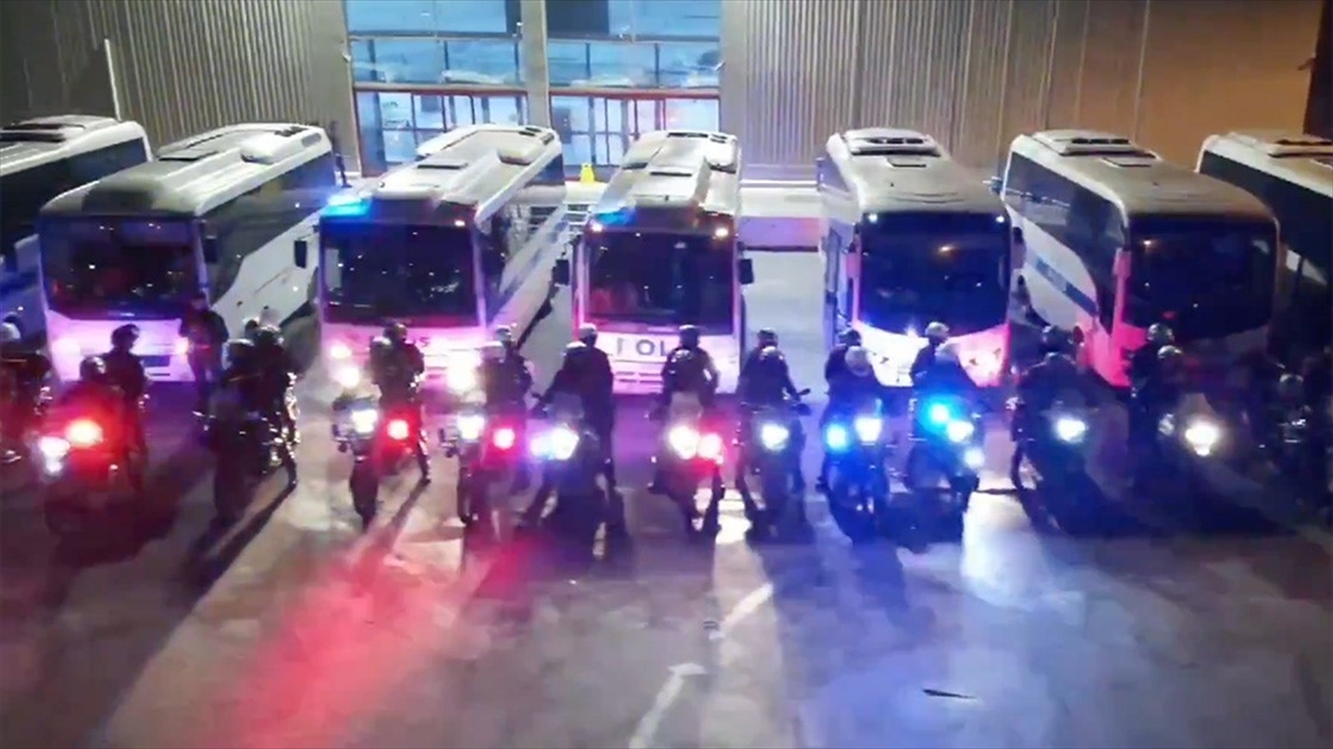izmirdeki-kalkan-15-operasyonlarinda-40-duzensiz-gocmen-yakalandi-ePbDCgFZ.jpg