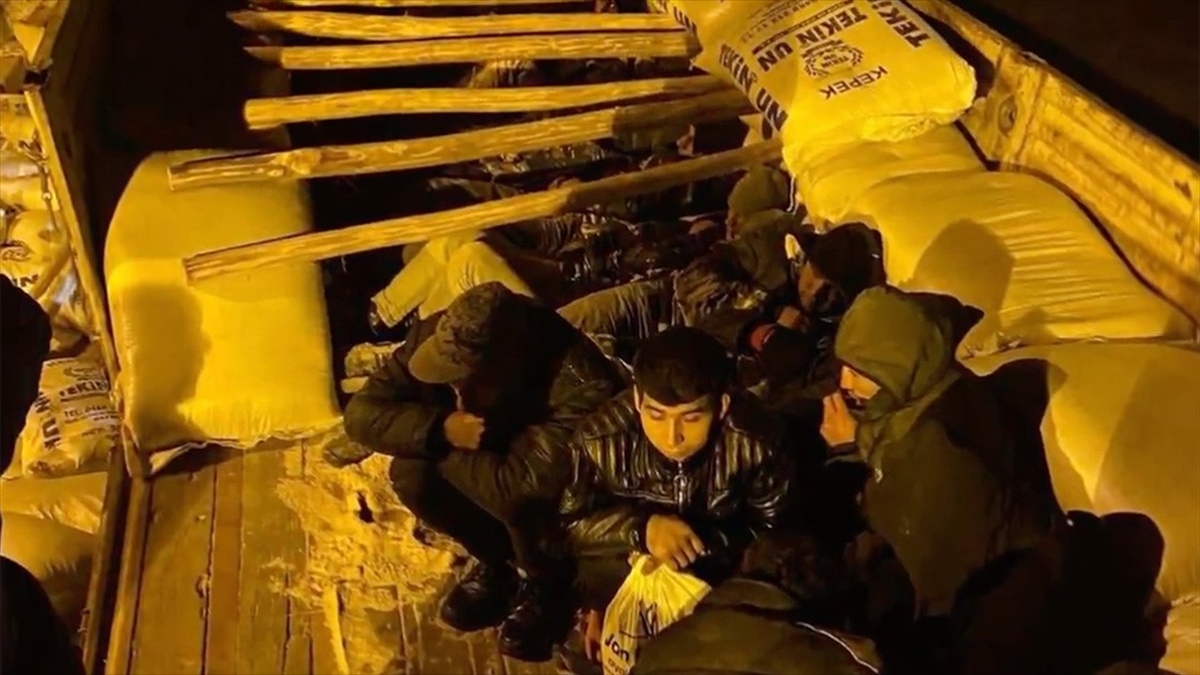 kalkan-18-operasyonlarinda-20-gocmen-kacakcisi-ve-559-duzensiz-gocmen-yakalandi-5stTM8FE.jpg