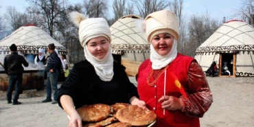 kirgizistanda-nevruz-bayrami-sofralarini-kazanda-pisirilen-ekmekler-susluyor-W5v3rZXV.jpg