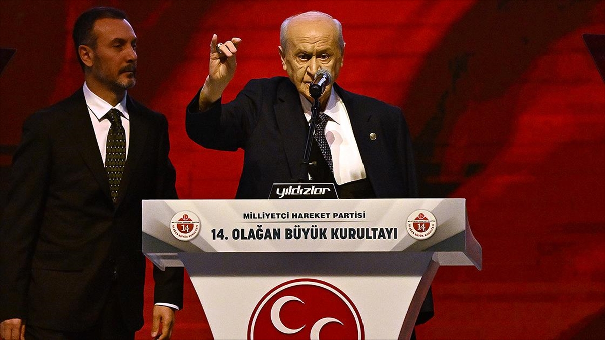 mhp-genel-baskani-bahceli-1295-delegenin-tamaminin-oyunu-alarak-yeniden-genel-baskanliga-secildi-I9b4Cz89.jpg
