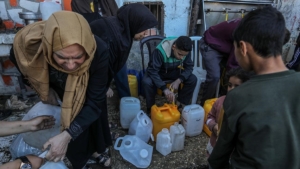 su-kuyruklari-refahta-cadirlarda-yasayan-filistinlilerin-gunluk-rutini-haline-geldi-6dlRUTvA.jpg