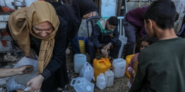 su-kuyruklari-refahta-cadirlarda-yasayan-filistinlilerin-gunluk-rutini-haline-geldi-6dlRUTvA.jpg