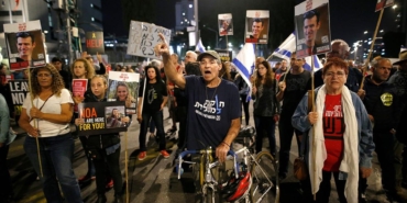 tel-avivde-toplanan-binlerce-israilli-netanyahuya-istifa-ve-esirlerin-saliverilmesi-cagrilarini-yineledi-lWQwhTbe.jpg