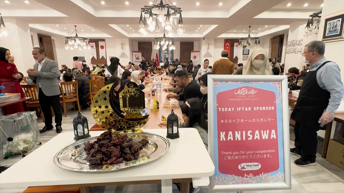 tokyo-camisine-randevu-alarak-gelen-japonlar-toplu-iftarlara-katiliyor-3EsXCCQs.jpg