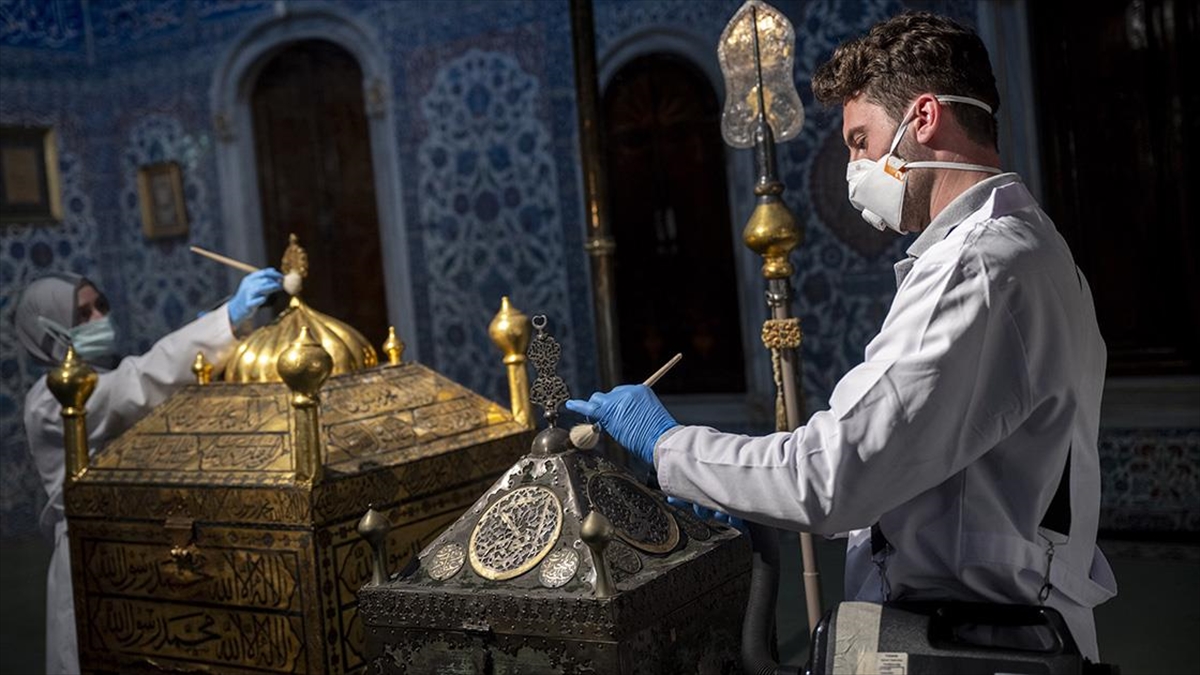topkapi-sarayi-mukaddes-emanetler-dairesi-yeni-sergileme-duzeniyle-ziyaretcilerini-bekliyor-nebVIEjc.jpg