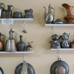 turk-kulturune-ait-mutfak-esyalarini-restoraninda-sergiliyor-TY4zNqxp.jpg