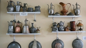 turk-kulturune-ait-mutfak-esyalarini-restoraninda-sergiliyor-TY4zNqxp.jpg