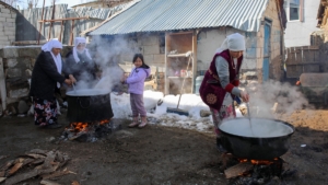 vandaki-kirgiz-turkleri-ramazan-boyunca-ayni-sofrada-iftar-yapiyor-erOCXRuj.jpg