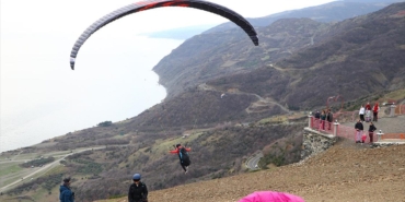 yabanci-turistlerin-de-kesfettigi-ucmakderede-yamac-parasutu-ucuslarinin-sayisi-artiyor-lKsts5Z8.jpg
