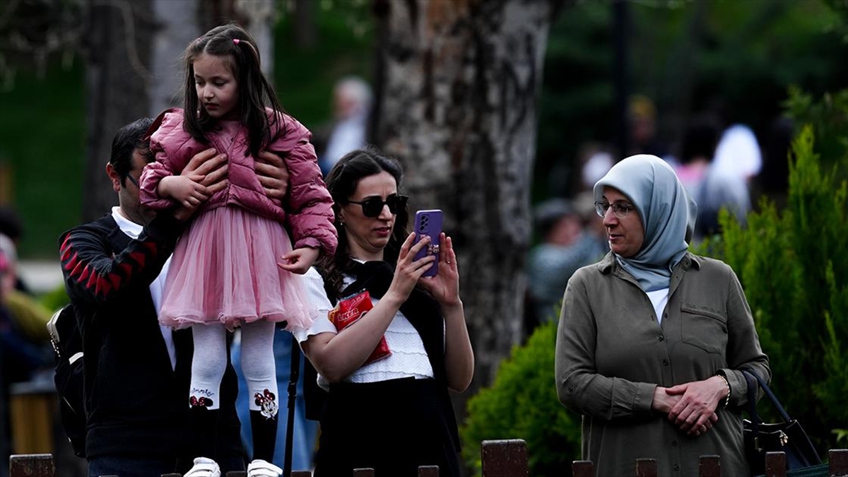 ankaralilar-bayram-tatilinin-ilk-gununde-parklarin-yolunu-tuttu-Y82pycb3.jpg
