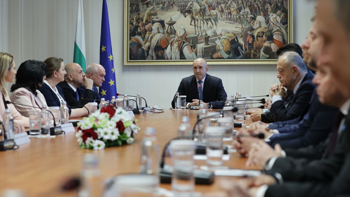 bulgaristanda-basbakan-adayi-glavcev-gecici-hukumet-listesini-cumhurbaskani-radeve-sundu-NITZKtkY.jpg