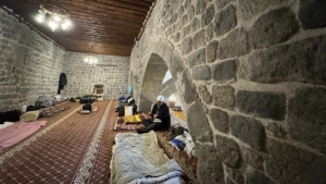 camilerde-itikafa-girenler-ramazanin-son-gunlerini-ibadetle-geciriyor-BZQjgfOy.jpg