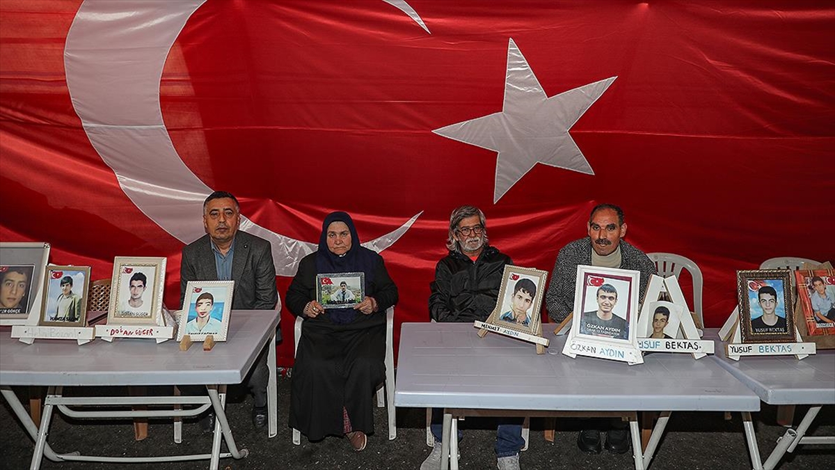 diyarbakir-anneleri-ramazan-bayraminda-da-evlatlari-icin-nobette-8YkfAx4e.jpg