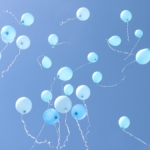dunya-otizm-farkindalik-gununde-gokyuzune-yuzlerce-mavi-balon-birakildi-dgaTM8Mu.jpg