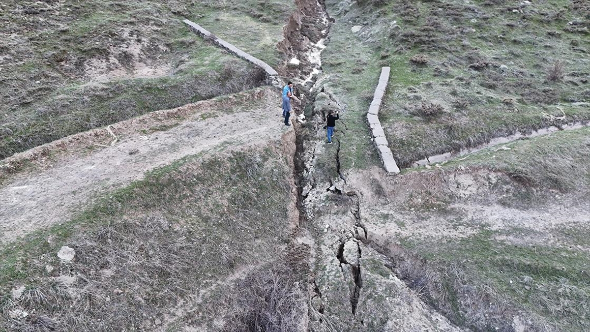 elazig-merkezli-depremin-etkisi-bingolde-su-kanalinda-kayma-ve-yariklara-neden-olmus-sbN3xaq2.jpg