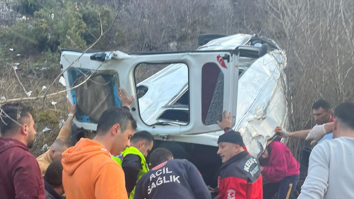 gumushanede-minibusun-ucuruma-yuvarlandigi-kazada-7-kisi-yaralandi-mADjAyW3.jpg