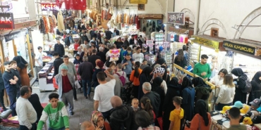 kahramanmarasli-depremzede-vatandaslar-bayram-alisverisini-tarihi-carsida-yapiyor-FRBLlHEI.jpg