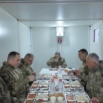 kara-kuvvetleri-komutani-orgeneral-bayraktaroglu-pence-kilit-harekat-bolgesinde-mehmetcikle-iftar-yapti-GL4zwtyy.jpg