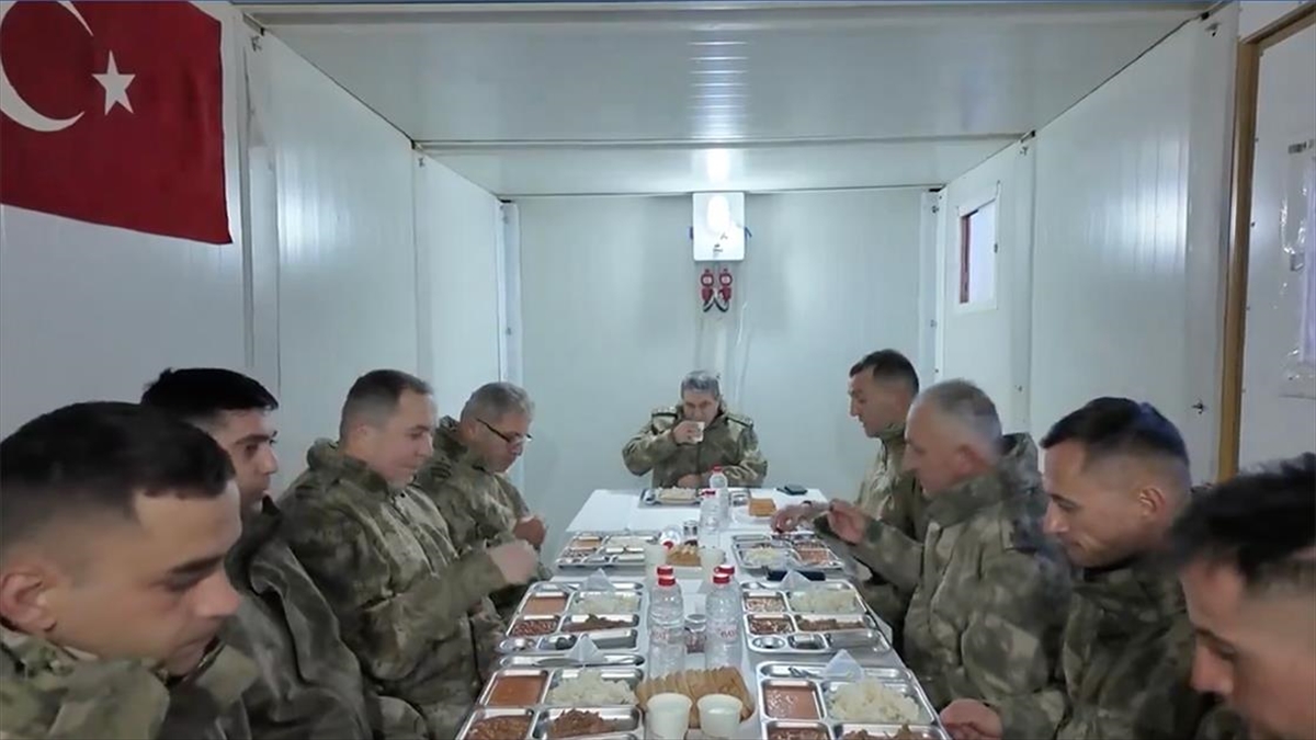 kara-kuvvetleri-komutani-orgeneral-bayraktaroglu-pence-kilit-harekat-bolgesinde-mehmetcikle-iftar-yapti-GL4zwtyy.jpg